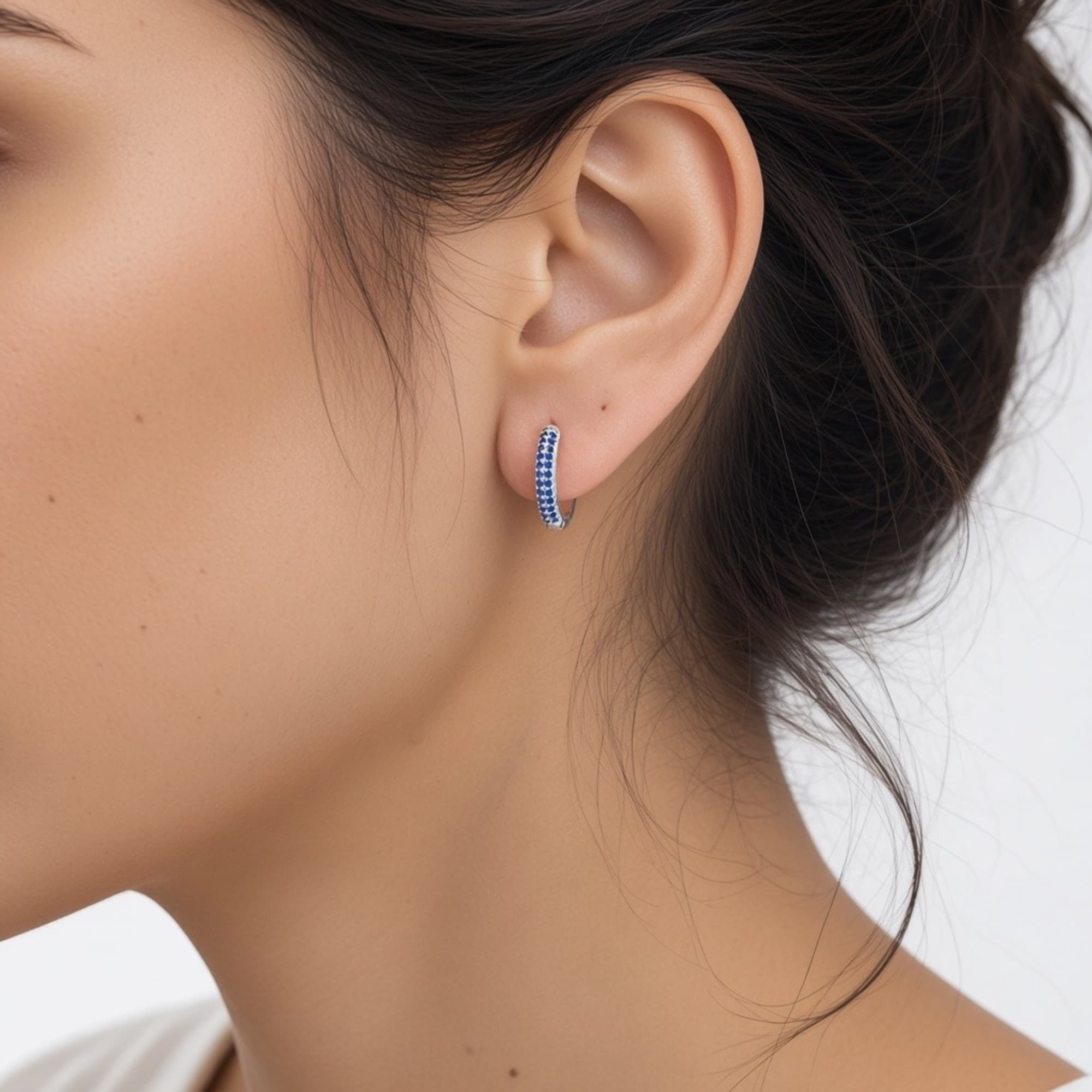Brinco Argolinha Azul Cravejada Prateado